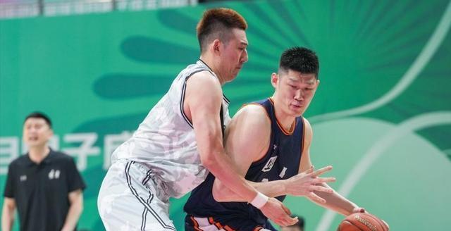 四川男篮力克对手，赢得激动人心的比赛