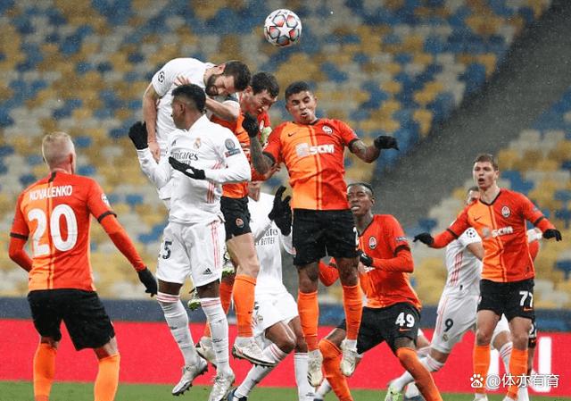 欧洲足球盛事掀起狂潮，豪门对阵激烈对决