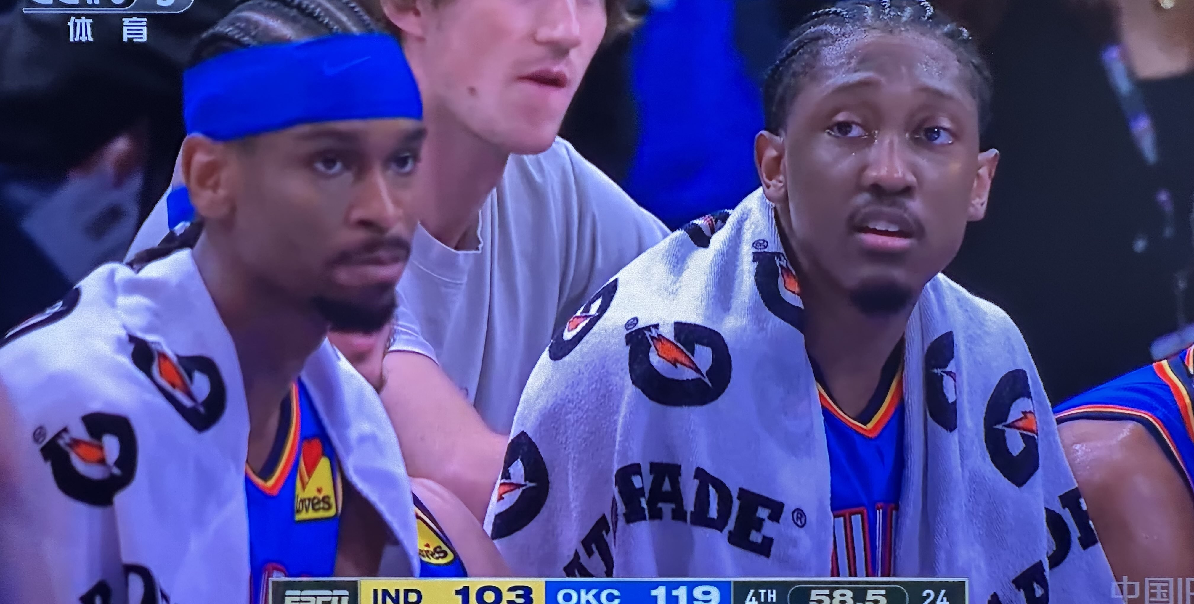 爵士队后卫连续砍+，助球队夺胜