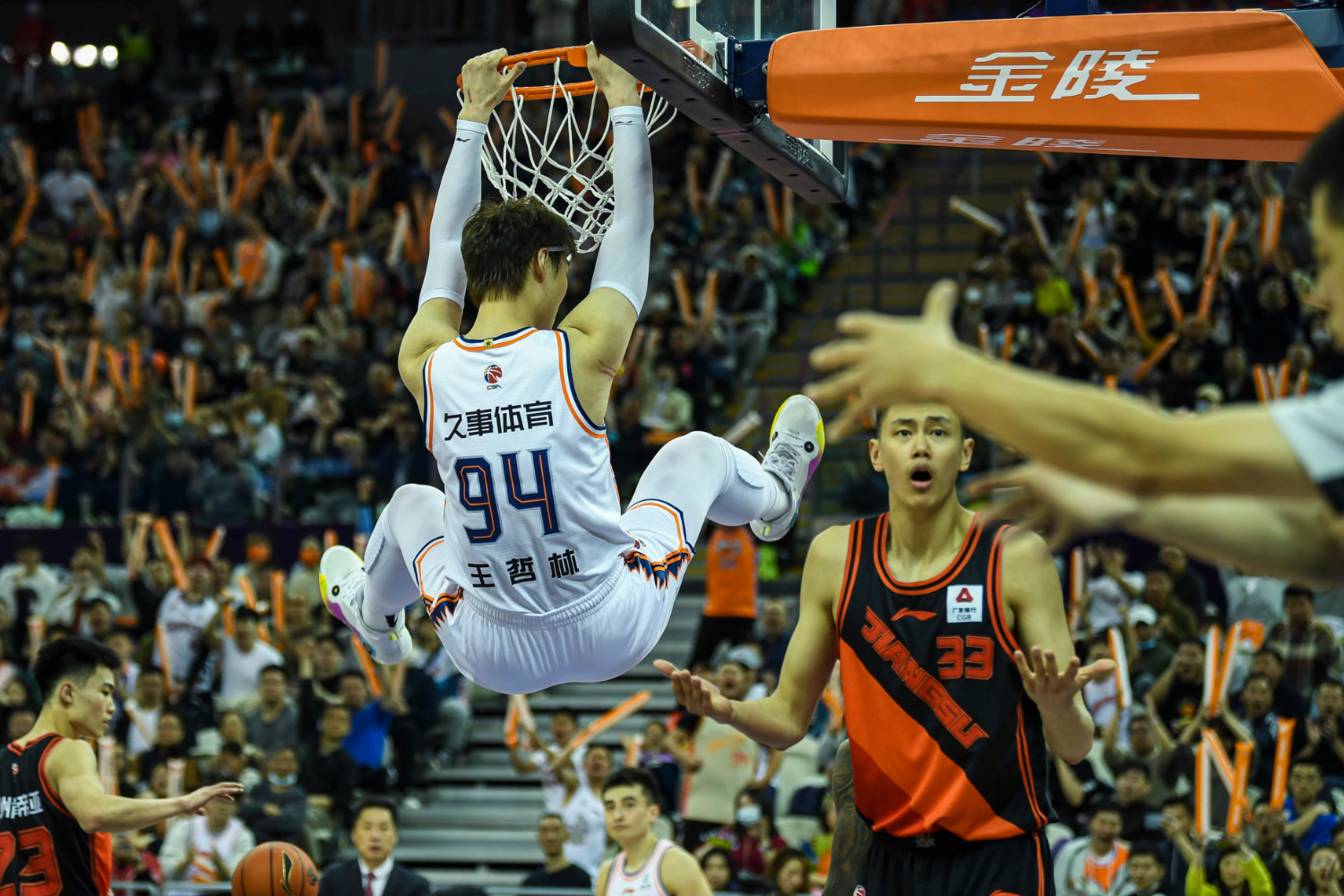 哈尔滨男篮主场豪胜,外援表现神勇,实力强大 哈尔滨男篮主场豪胜,外援表现神勇,实力强大