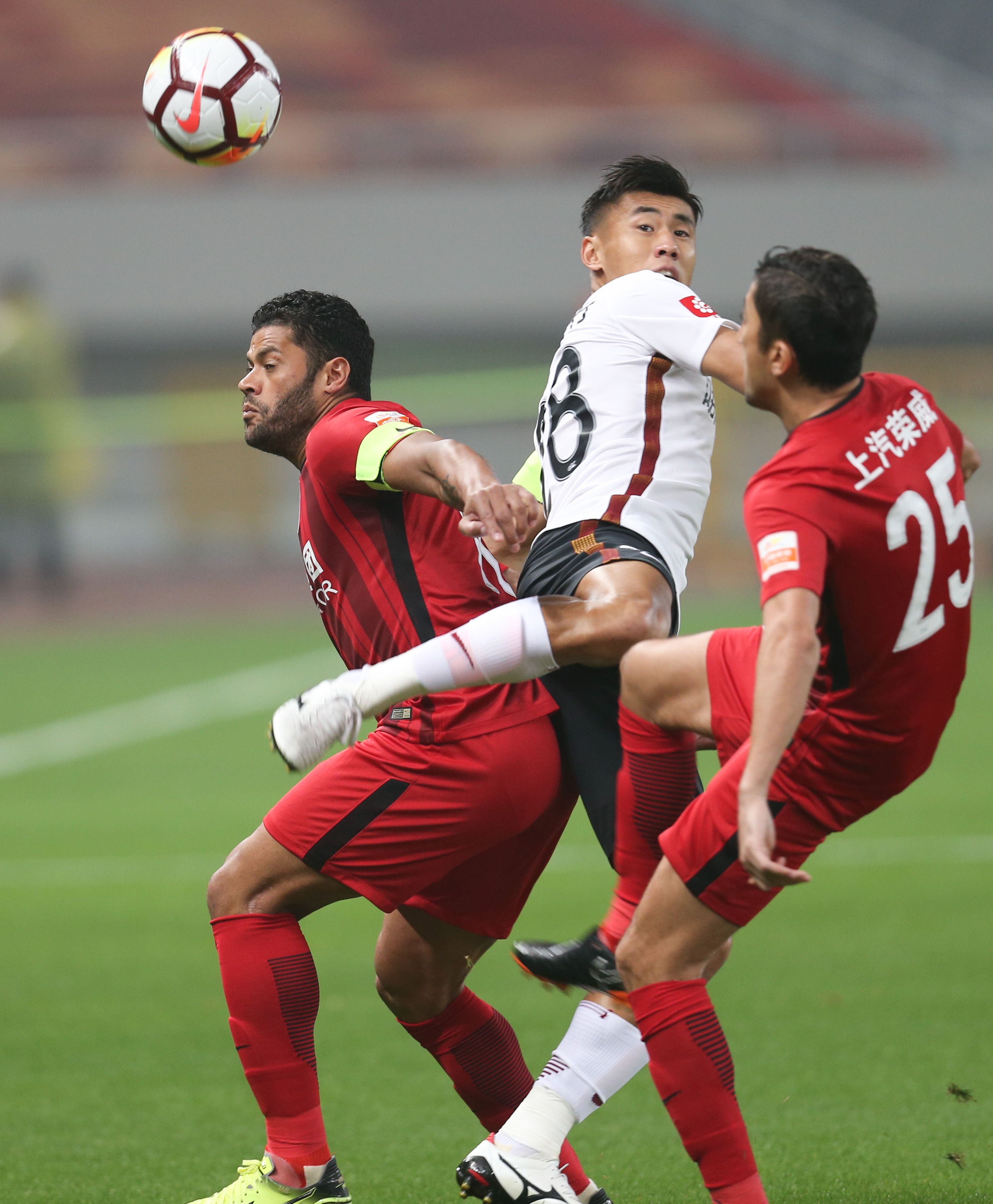 上海上港客场逆转战胜对手,保持领先地位 上海上港客场逆转战胜对手,保持领先地位