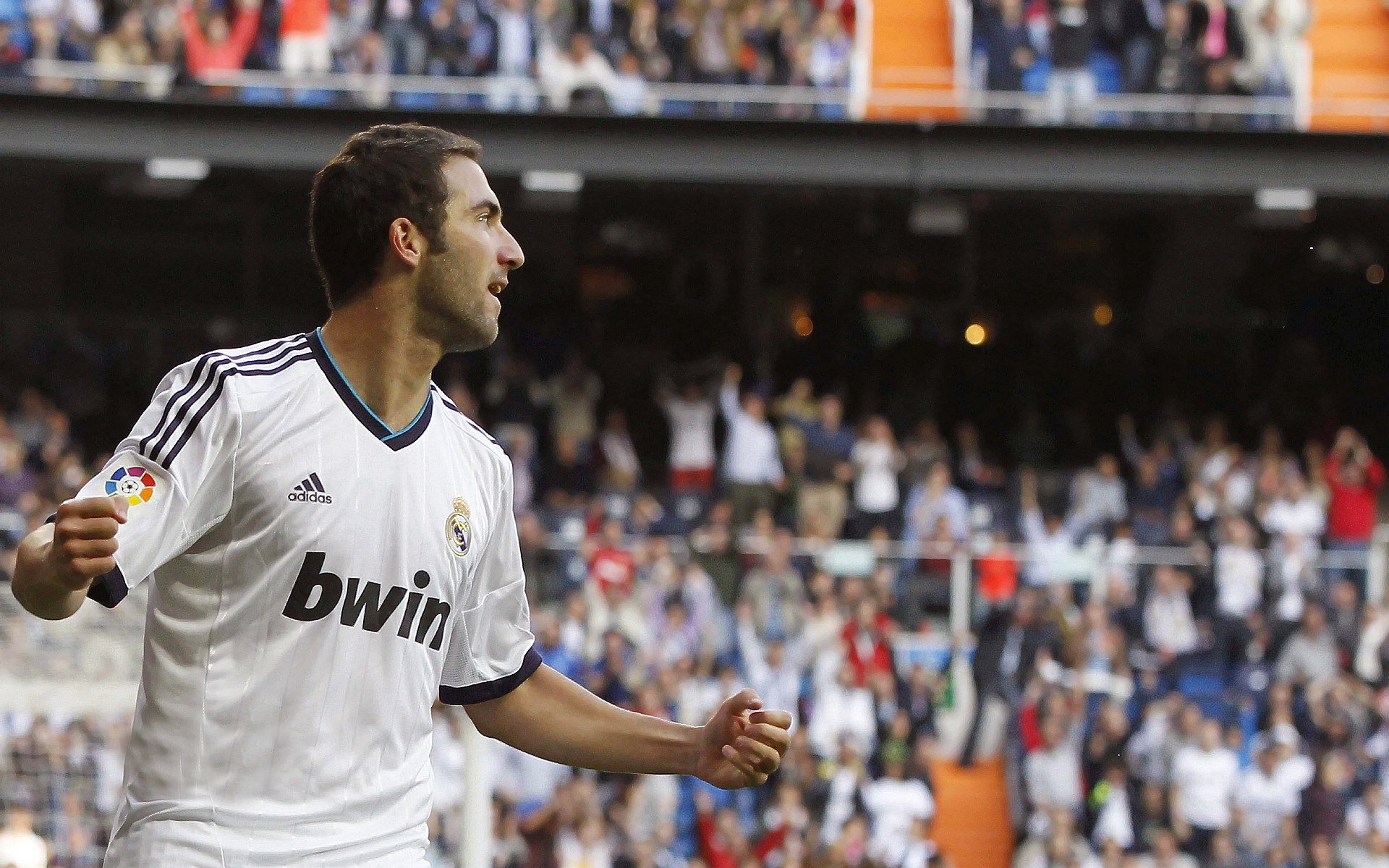 开云体育-隔空对话，里昂轻取AC米兰之夜，C罗上演天花板级演出